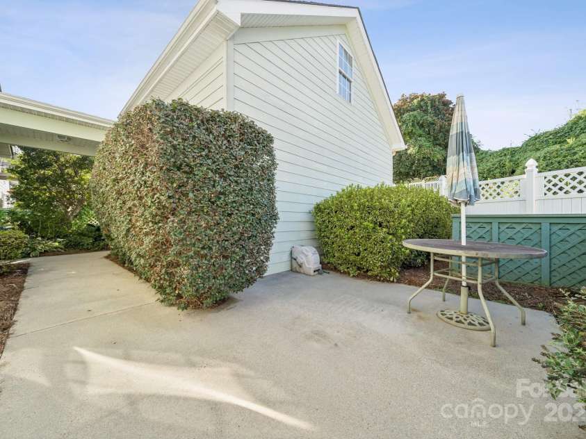10011 Bishops Gate Boulevard, Pineville, NC 28134.  MLS# CAR4334475, YatesRealty ID 34641. Patio