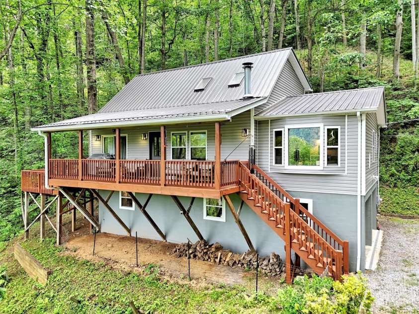 245 Greenview Drive, Maggie Valley, NC 28751.  MLS# CAR4397878, YatesRealty ID 34641. 