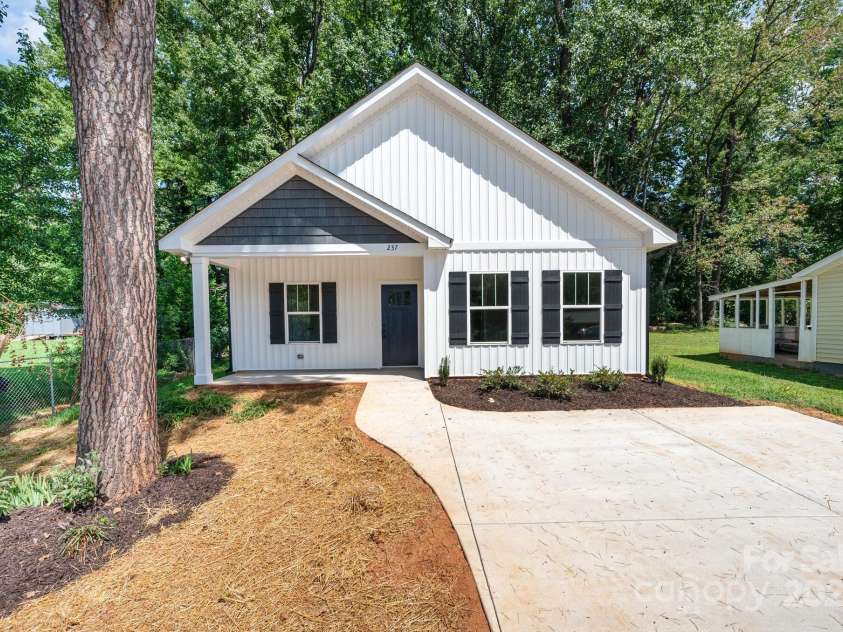 237 Hall Street, Salisbury, NC 28144.  MLS# CAR4296155, YatesRealty ID 34643. 