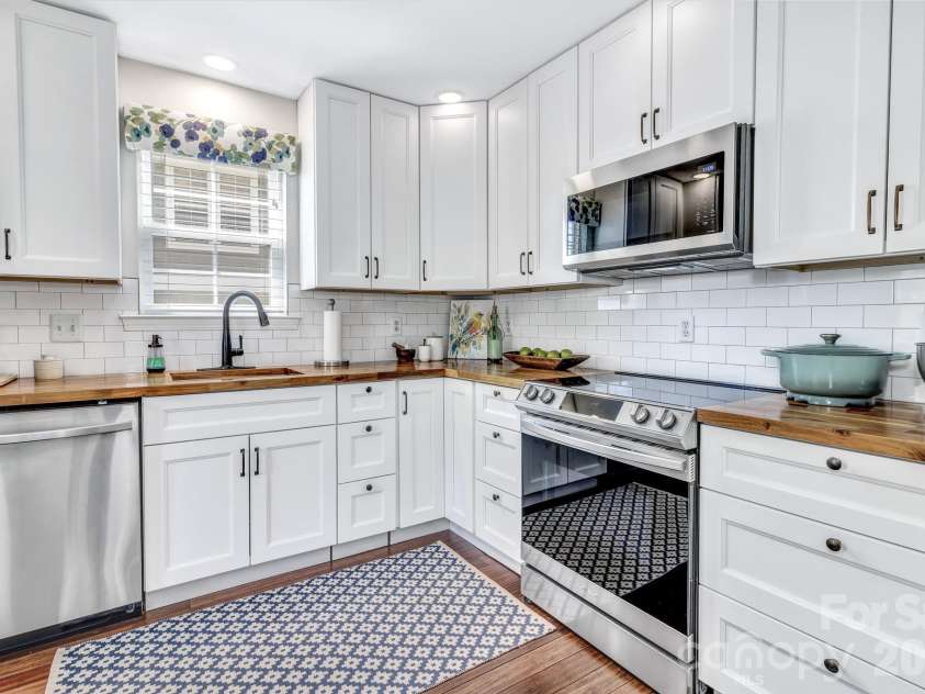 2601 Sagamore Lane, Asheville, NC 28806.  MLS# CAR4396066, YatesRealty ID 34644. Tile backsplash