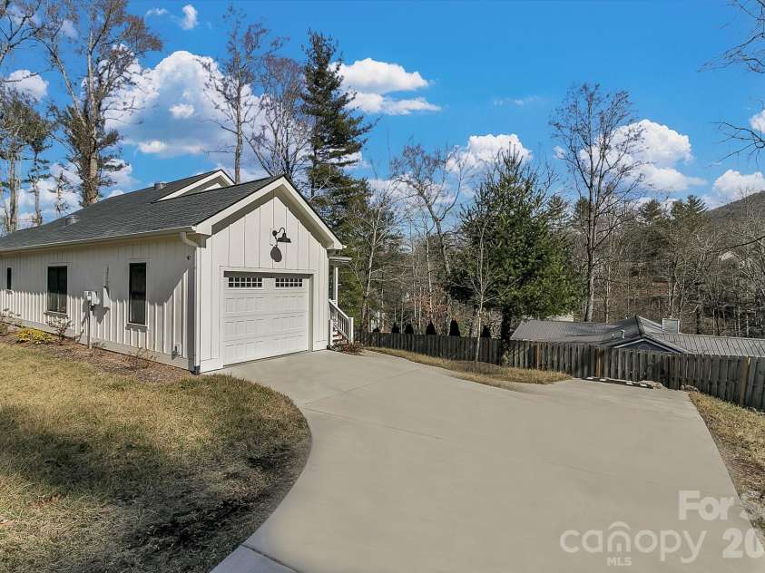 40 Rangeley Drive, Asheville, NC 28803.  MLS# CAR4393684, YatesRealty ID 34645. 
