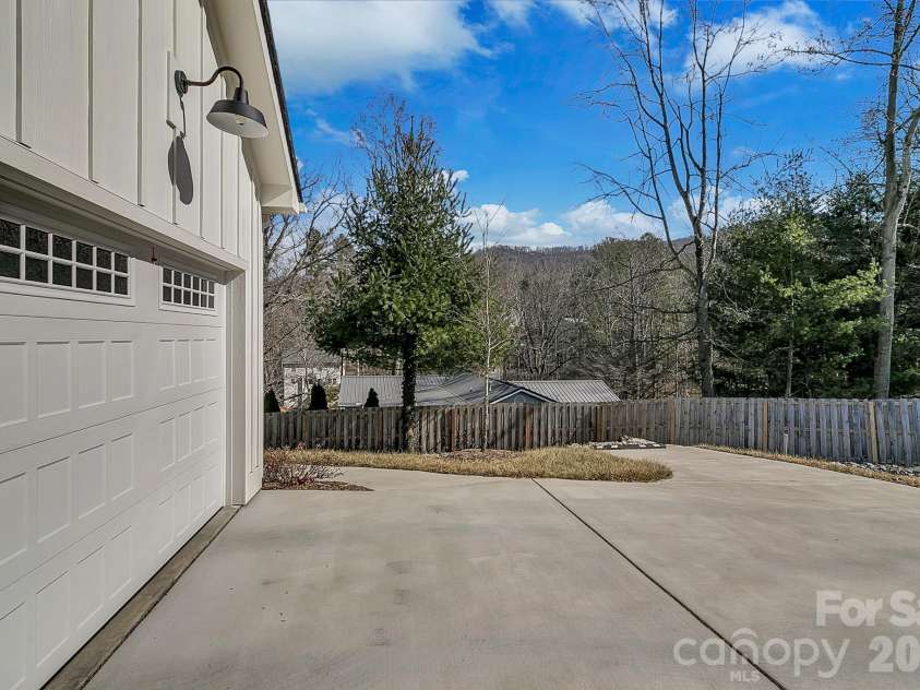 40 Rangeley Drive, Asheville, NC 28803.  MLS# CAR4393684, YatesRealty ID 34645. 