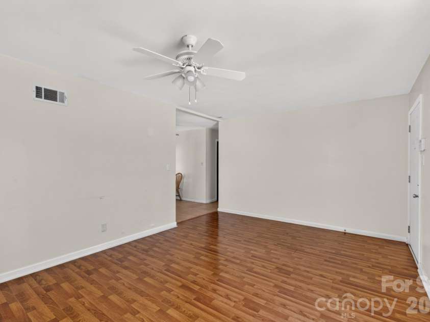 3515 Shamrock Drive, Charlotte, NC 28215.  MLS# CAR4367453, YatesRealty ID 34646. 