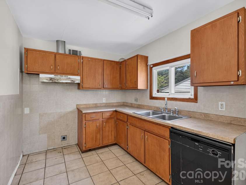 3515 Shamrock Drive, Charlotte, NC 28215.  MLS# CAR4367453, YatesRealty ID 34646. 