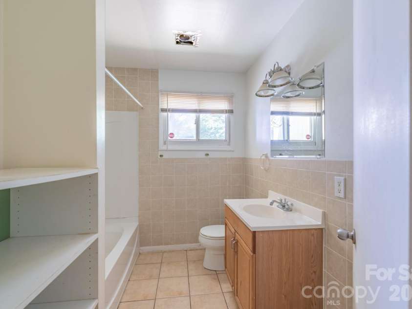 3515 Shamrock Drive, Charlotte, NC 28215.  MLS# CAR4367453, YatesRealty ID 34646. 