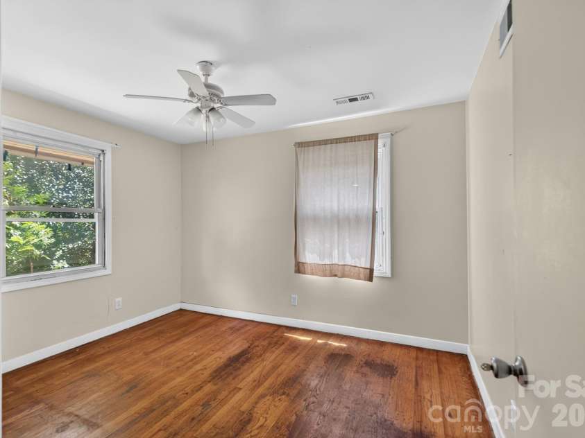 3515 Shamrock Drive, Charlotte, NC 28215.  MLS# CAR4367453, YatesRealty ID 34646. 
