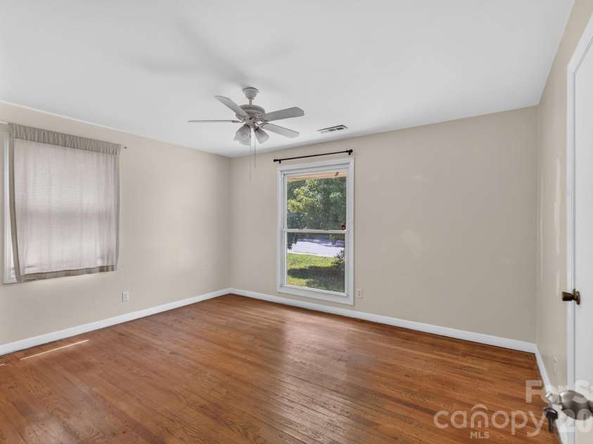 3515 Shamrock Drive, Charlotte, NC 28215.  MLS# CAR4367453, YatesRealty ID 34646. 
