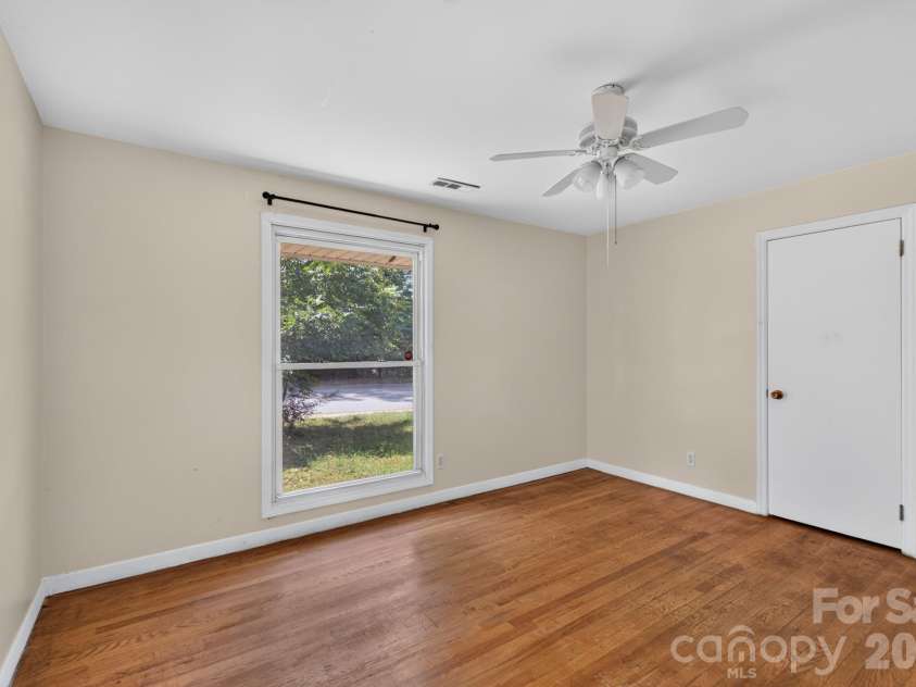 3515 Shamrock Drive, Charlotte, NC 28215.  MLS# CAR4367453, YatesRealty ID 34646. 