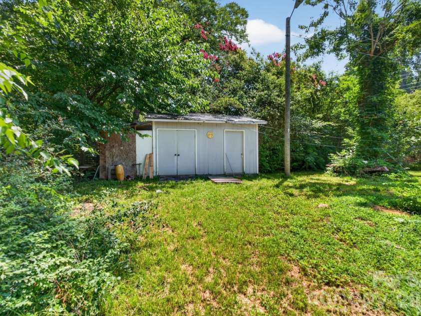 3515 Shamrock Drive, Charlotte, NC 28215.  MLS# CAR4367453, YatesRealty ID 34646. 