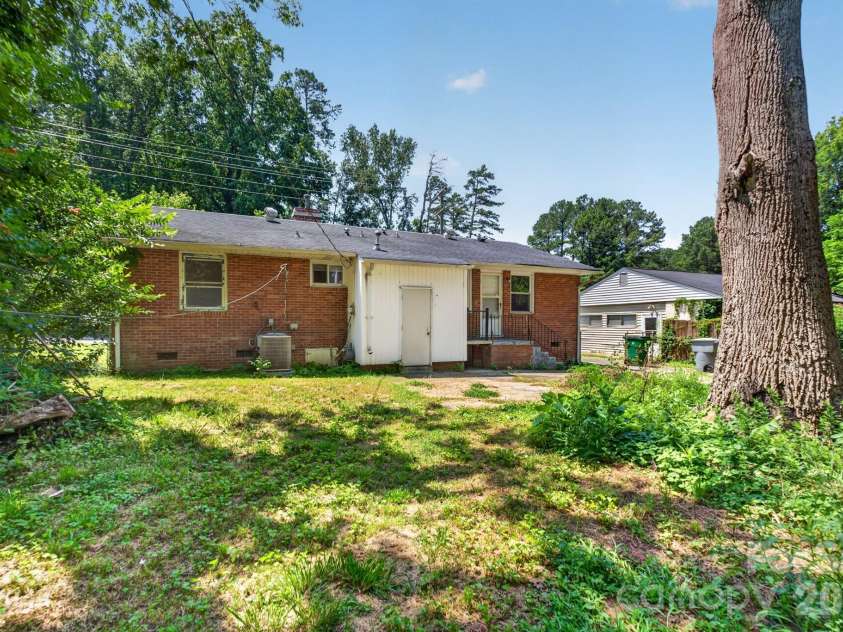 3515 Shamrock Drive, Charlotte, NC 28215.  MLS# CAR4367453, YatesRealty ID 34646. 