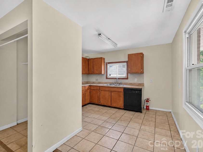 3515 Shamrock Drive, Charlotte, NC 28215.  MLS# CAR4367453, YatesRealty ID 34646. 