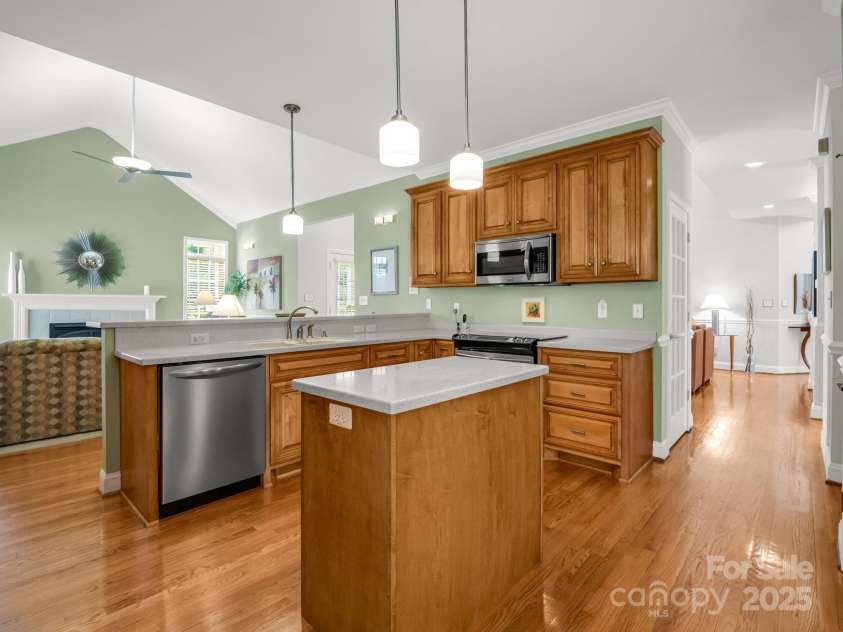 2137 6th Street, Hickory, NC 28601.  MLS# CAR4292095, YatesRealty ID 34648. 