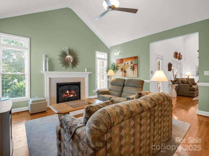 2137 6th Street, Hickory, NC 28601.  MLS# CAR4292095, YatesRealty ID 34648. 