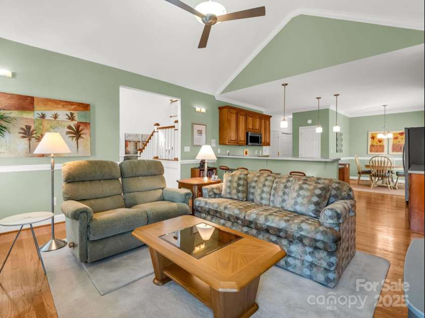 2137 6th Street, Hickory, NC 28601.  MLS# CAR4292095, YatesRealty ID 34648. 