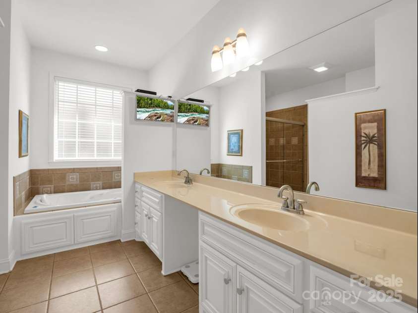 2137 6th Street, Hickory, NC 28601.  MLS# CAR4292095, YatesRealty ID 34648. 