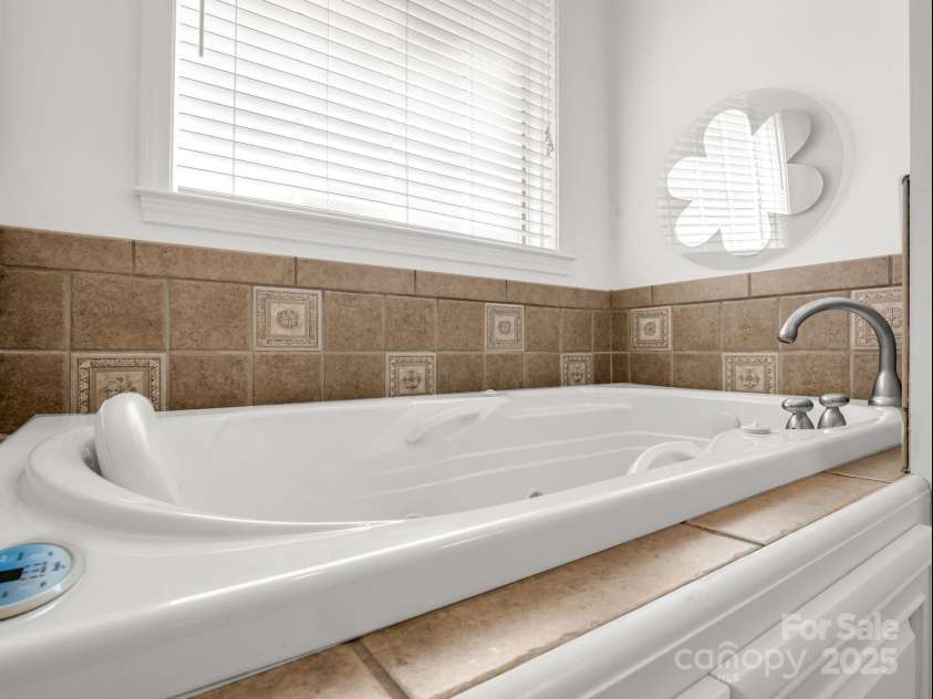 2137 6th Street, Hickory, NC 28601.  MLS# CAR4292095, YatesRealty ID 34648. 