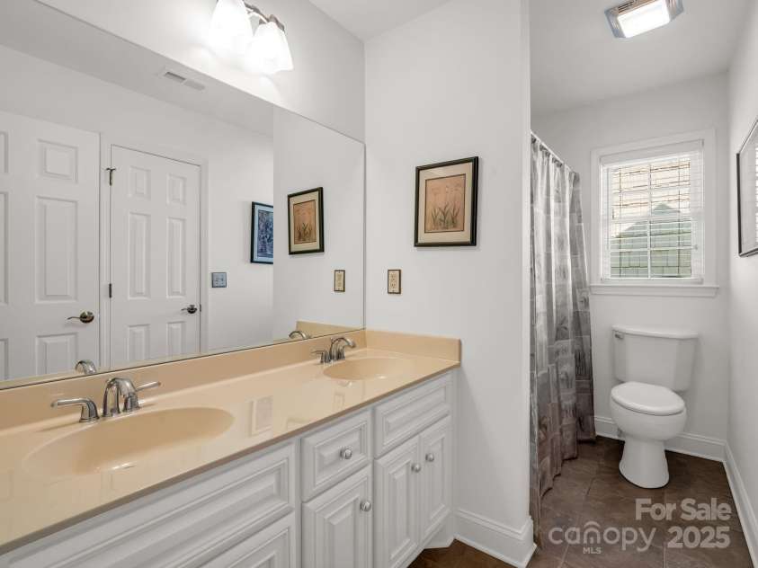 2137 6th Street, Hickory, NC 28601.  MLS# CAR4292095, YatesRealty ID 34648. 