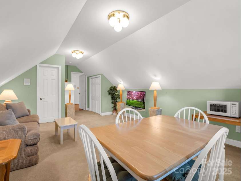 2137 6th Street, Hickory, NC 28601.  MLS# CAR4292095, YatesRealty ID 34648. 