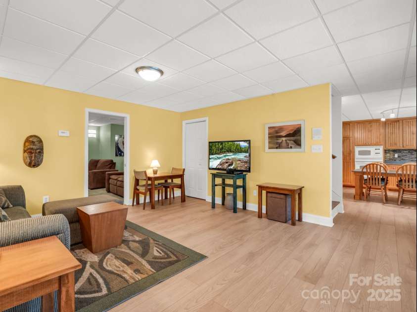 2137 6th Street, Hickory, NC 28601.  MLS# CAR4292095, YatesRealty ID 34648. 