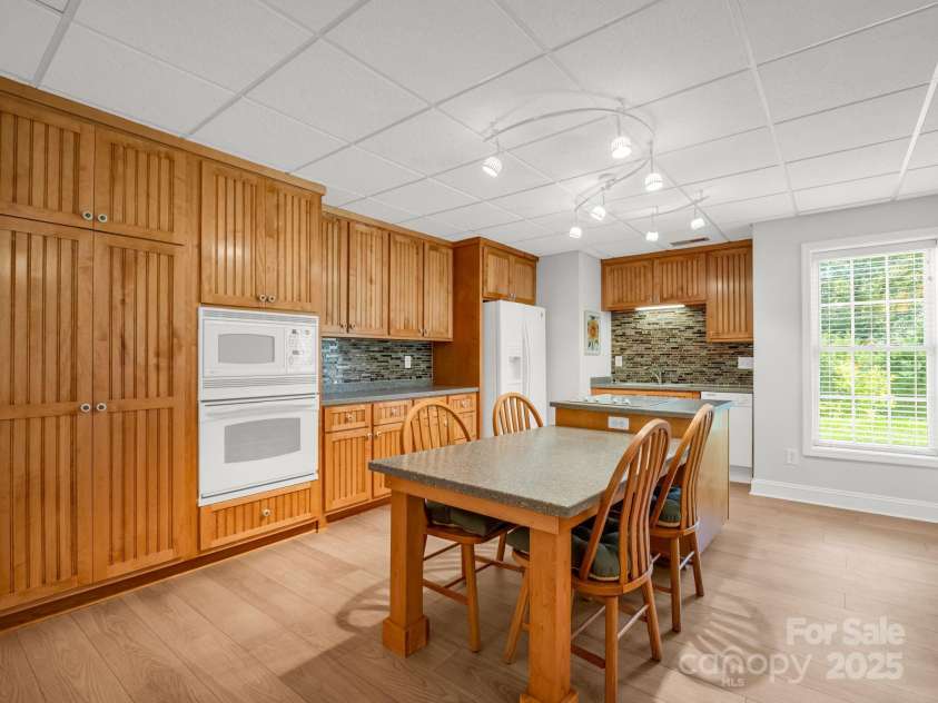 2137 6th Street, Hickory, NC 28601.  MLS# CAR4292095, YatesRealty ID 34648. 