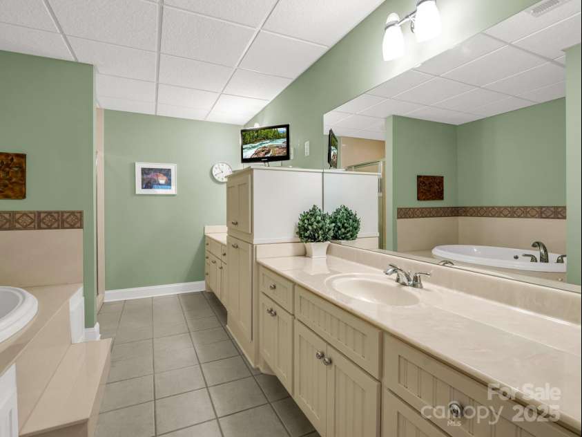 2137 6th Street, Hickory, NC 28601.  MLS# CAR4292095, YatesRealty ID 34648. 