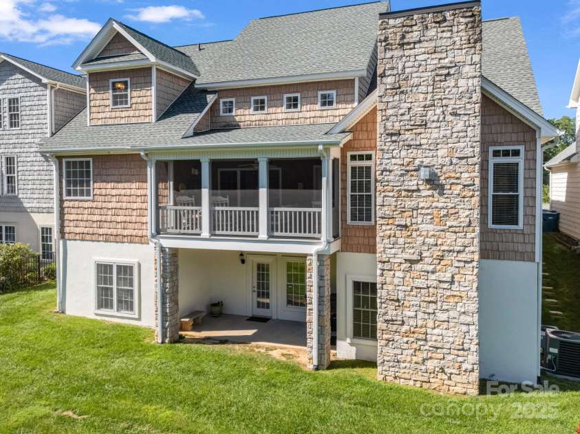 2137 6th Street, Hickory, NC 28601.  MLS# CAR4292095, YatesRealty ID 34648. 