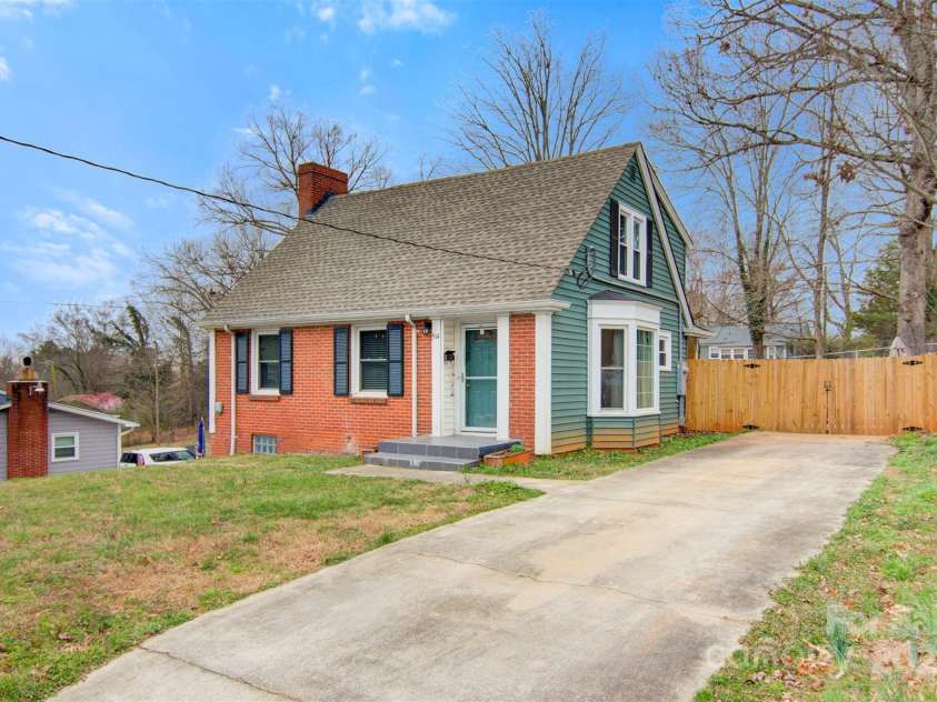 514 3rd Avenue Drive, Hickory, NC 28602.  MLS# CAR4232676, YatesRealty ID 3465. 