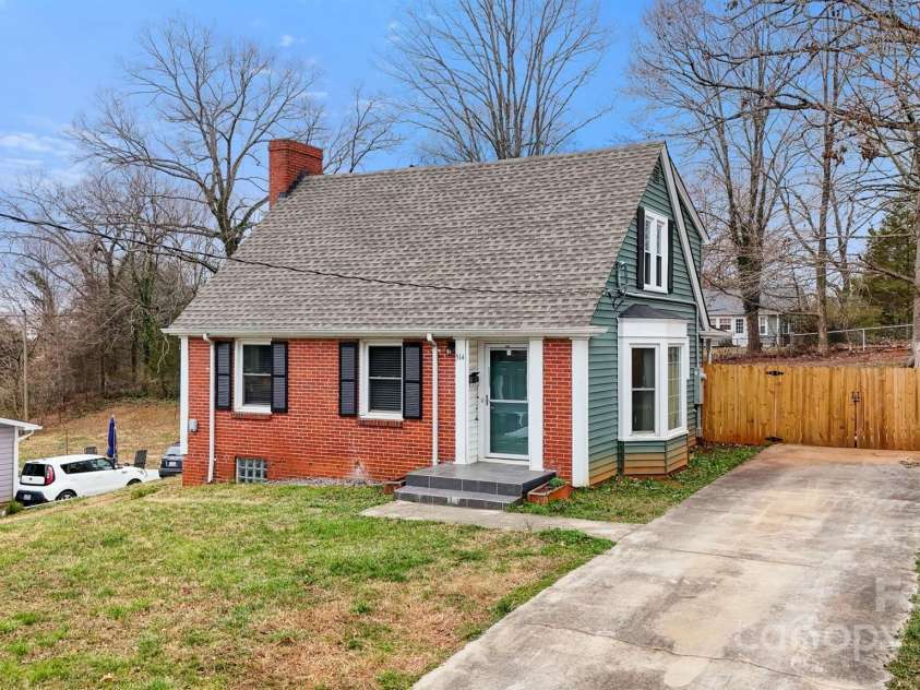 514 3rd Avenue Drive, Hickory, NC 28602.  MLS# CAR4232676, YatesRealty ID 3465. 