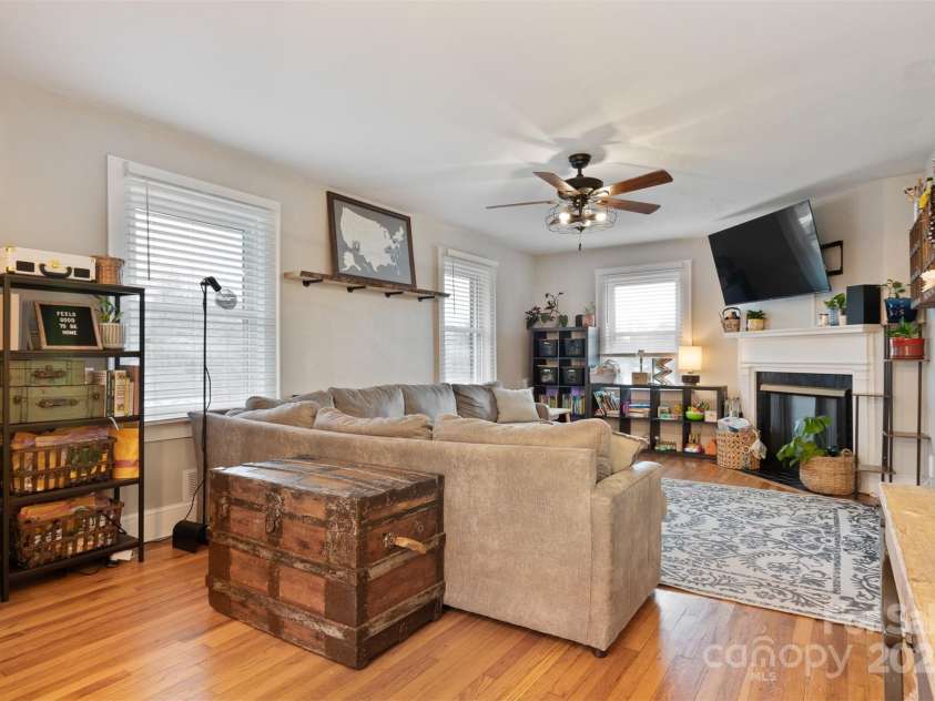 514 3rd Avenue Drive, Hickory, NC 28602.  MLS# CAR4232676, YatesRealty ID 3465. 