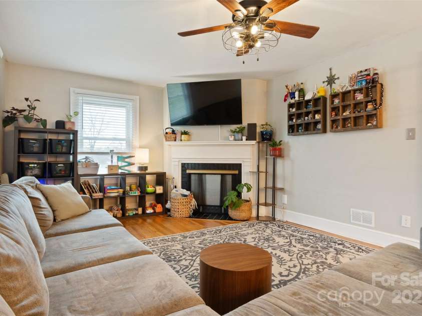 514 3rd Avenue Drive, Hickory, NC 28602.  MLS# CAR4232676, YatesRealty ID 3465. 