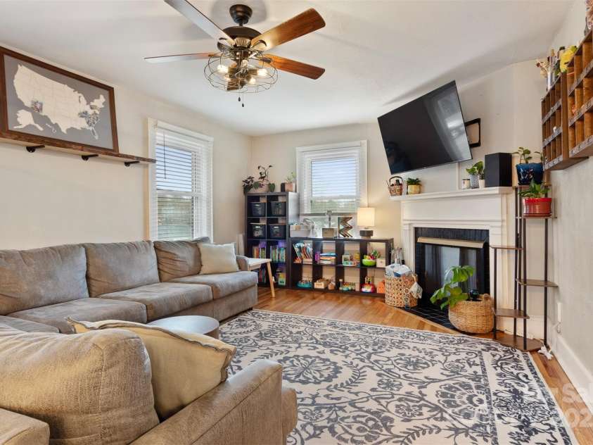 514 3rd Avenue Drive, Hickory, NC 28602.  MLS# CAR4232676, YatesRealty ID 3465. 