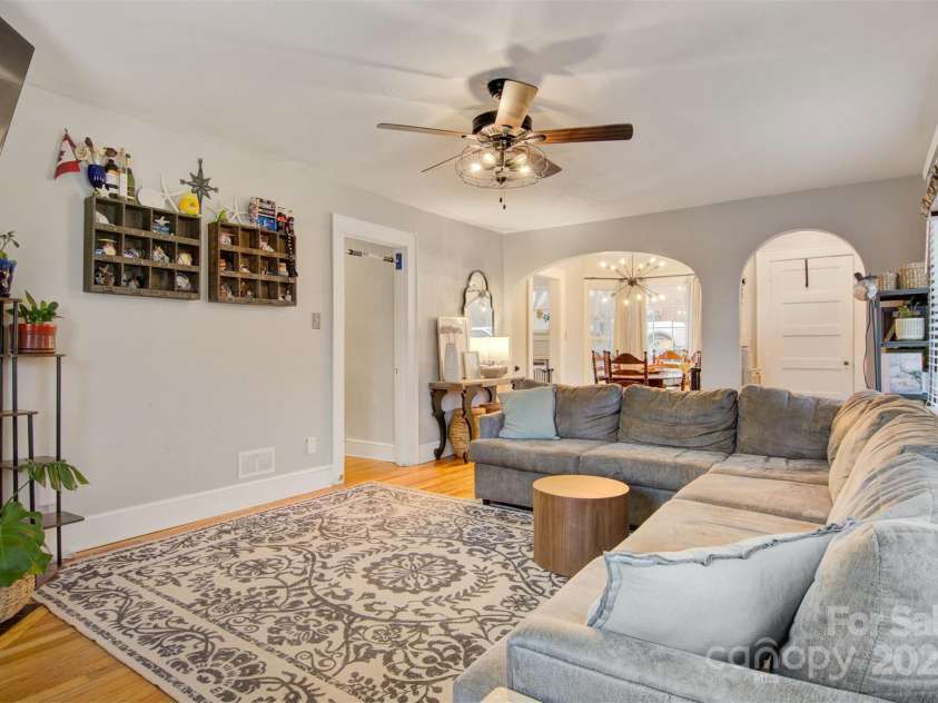 514 3rd Avenue Drive, Hickory, NC 28602.  MLS# CAR4232676, YatesRealty ID 3465. 