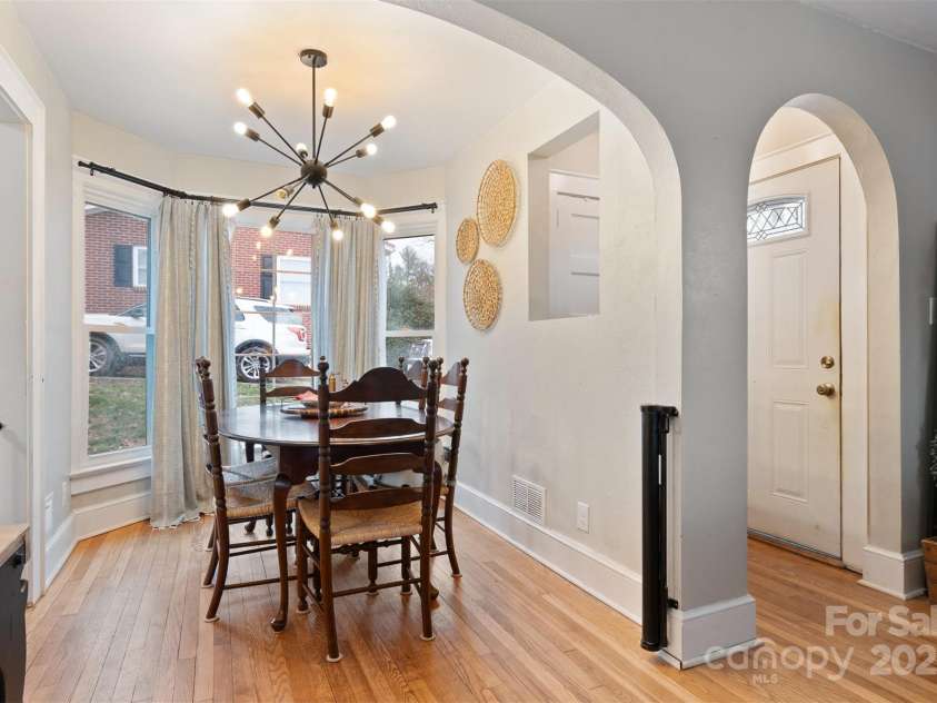 514 3rd Avenue Drive, Hickory, NC 28602.  MLS# CAR4232676, YatesRealty ID 3465. 