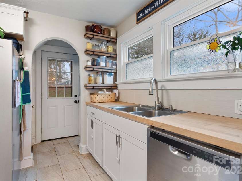 514 3rd Avenue Drive, Hickory, NC 28602.  MLS# CAR4232676, YatesRealty ID 3465. 