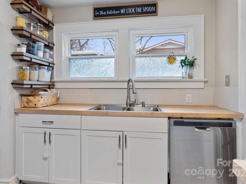 514 3rd Avenue Drive, Hickory, NC 28602.  MLS# CAR4232676, YatesRealty ID 3465. 