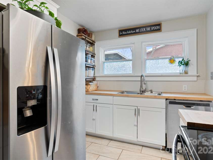 514 3rd Avenue Drive, Hickory, NC 28602.  MLS# CAR4232676, YatesRealty ID 3465. 