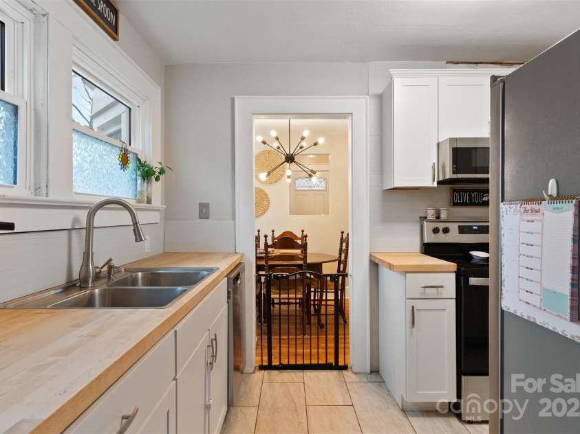 514 3rd Avenue Drive, Hickory, NC 28602.  MLS# CAR4232676, YatesRealty ID 3465. 