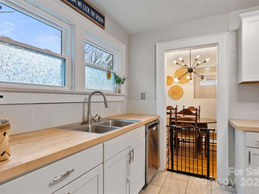 514 3rd Avenue Drive, Hickory, NC 28602.  MLS# CAR4232676, YatesRealty ID 3465. 