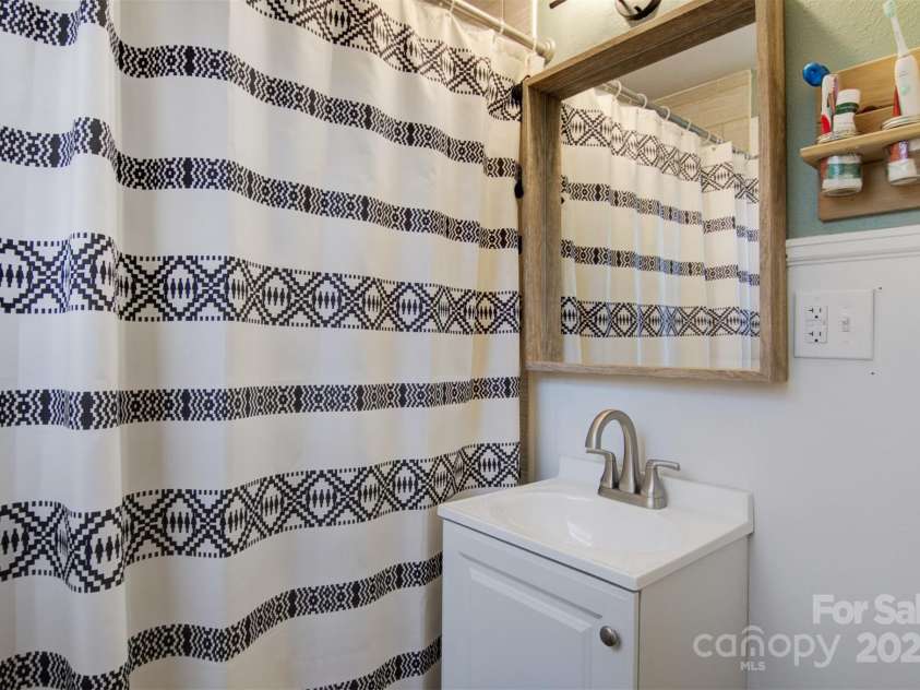 514 3rd Avenue Drive, Hickory, NC 28602.  MLS# CAR4232676, YatesRealty ID 3465. 