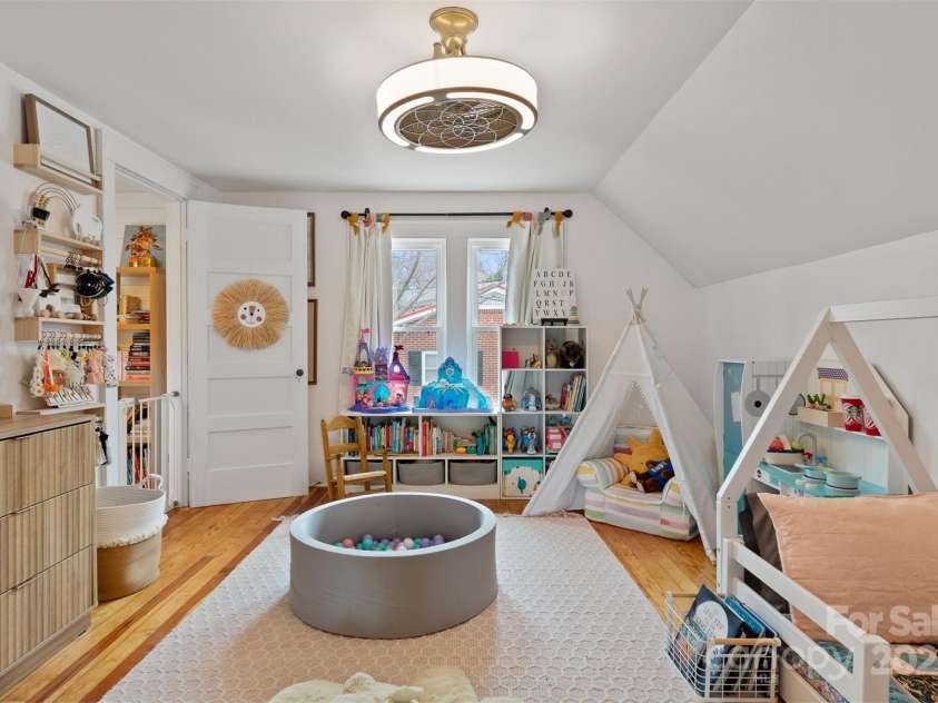 514 3rd Avenue Drive, Hickory, NC 28602.  MLS# CAR4232676, YatesRealty ID 3465. 