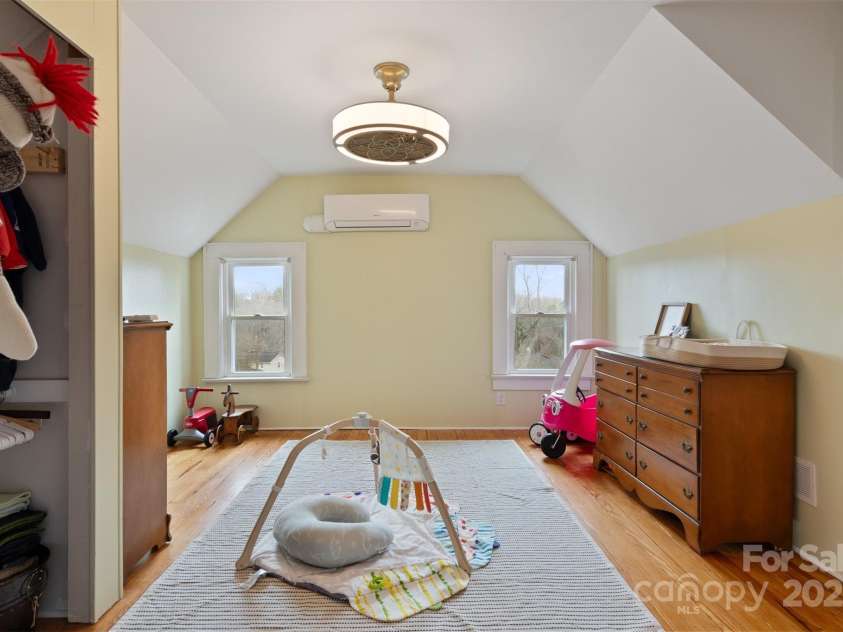 514 3rd Avenue Drive, Hickory, NC 28602.  MLS# CAR4232676, YatesRealty ID 3465. 