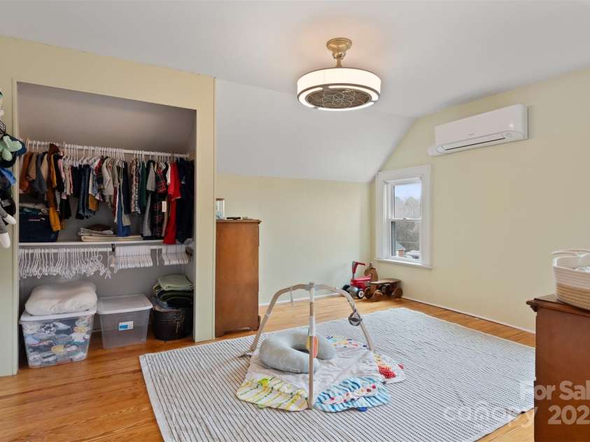 514 3rd Avenue Drive, Hickory, NC 28602.  MLS# CAR4232676, YatesRealty ID 3465. 