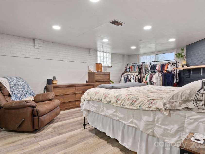 514 3rd Avenue Drive, Hickory, NC 28602.  MLS# CAR4232676, YatesRealty ID 3465. 