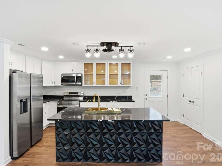 704 Border Street, Dallas, NC 28034.  MLS# CAR4342695, YatesRealty ID 3465. Remodeled Kitchen