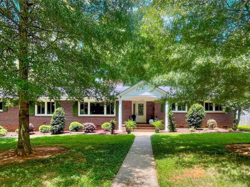 4742 Emory Lane, Charlotte, NC 28211.  MLS# CAR4271351, YatesRealty ID 34653. 