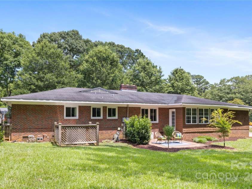4742 Emory Lane, Charlotte, NC 28211.  MLS# CAR4271351, YatesRealty ID 34653. 