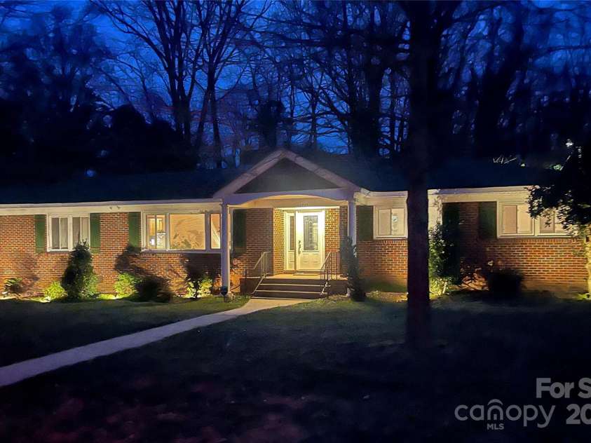 4742 Emory Lane, Charlotte, NC 28211.  MLS# CAR4271351, YatesRealty ID 34653. 