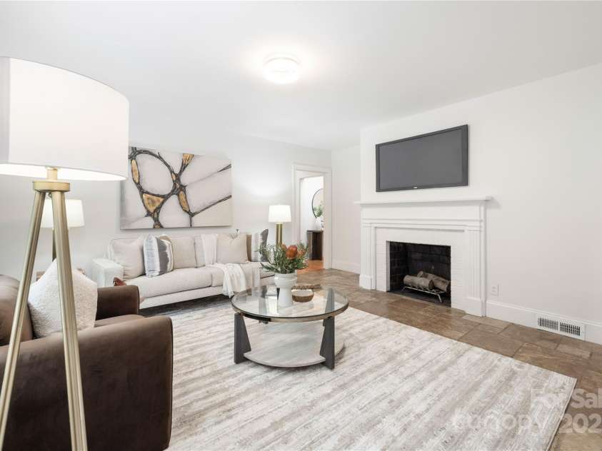 4742 Emory Lane, Charlotte, NC 28211.  MLS# CAR4271351, YatesRealty ID 34653. Family Room