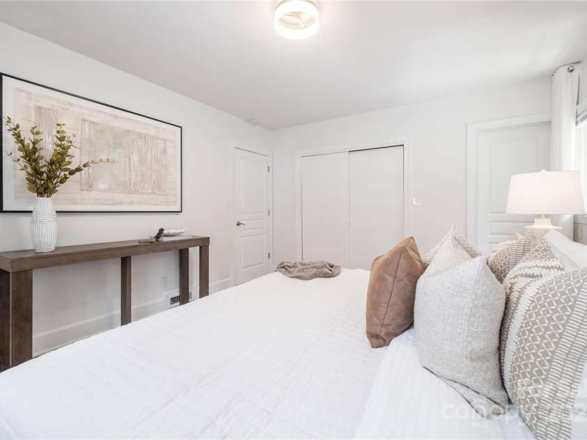 4742 Emory Lane, Charlotte, NC 28211.  MLS# CAR4271351, YatesRealty ID 34653. Primary Bedroom