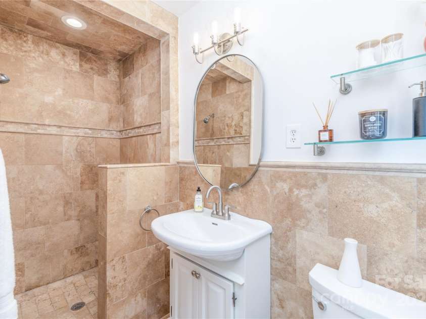 4742 Emory Lane, Charlotte, NC 28211.  MLS# CAR4312818, YatesRealty ID 34653. 